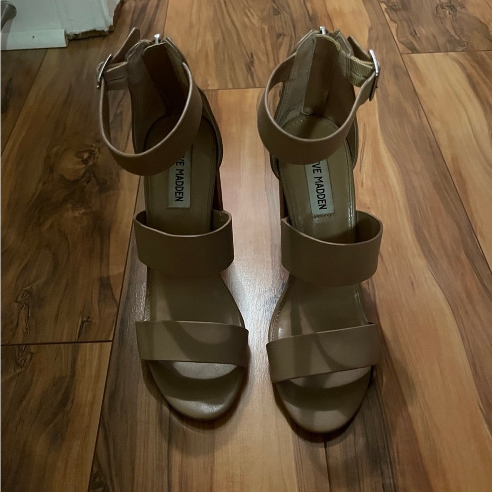 Great condition Steve Madden faux leather beige block heels. Size 7.5.